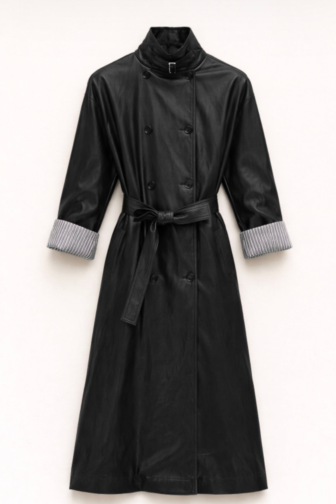 Černý trenčkot s koženým vzhledem