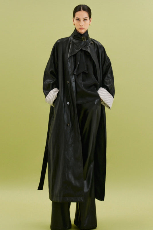 Černý trenčkot s koženým vzhledem