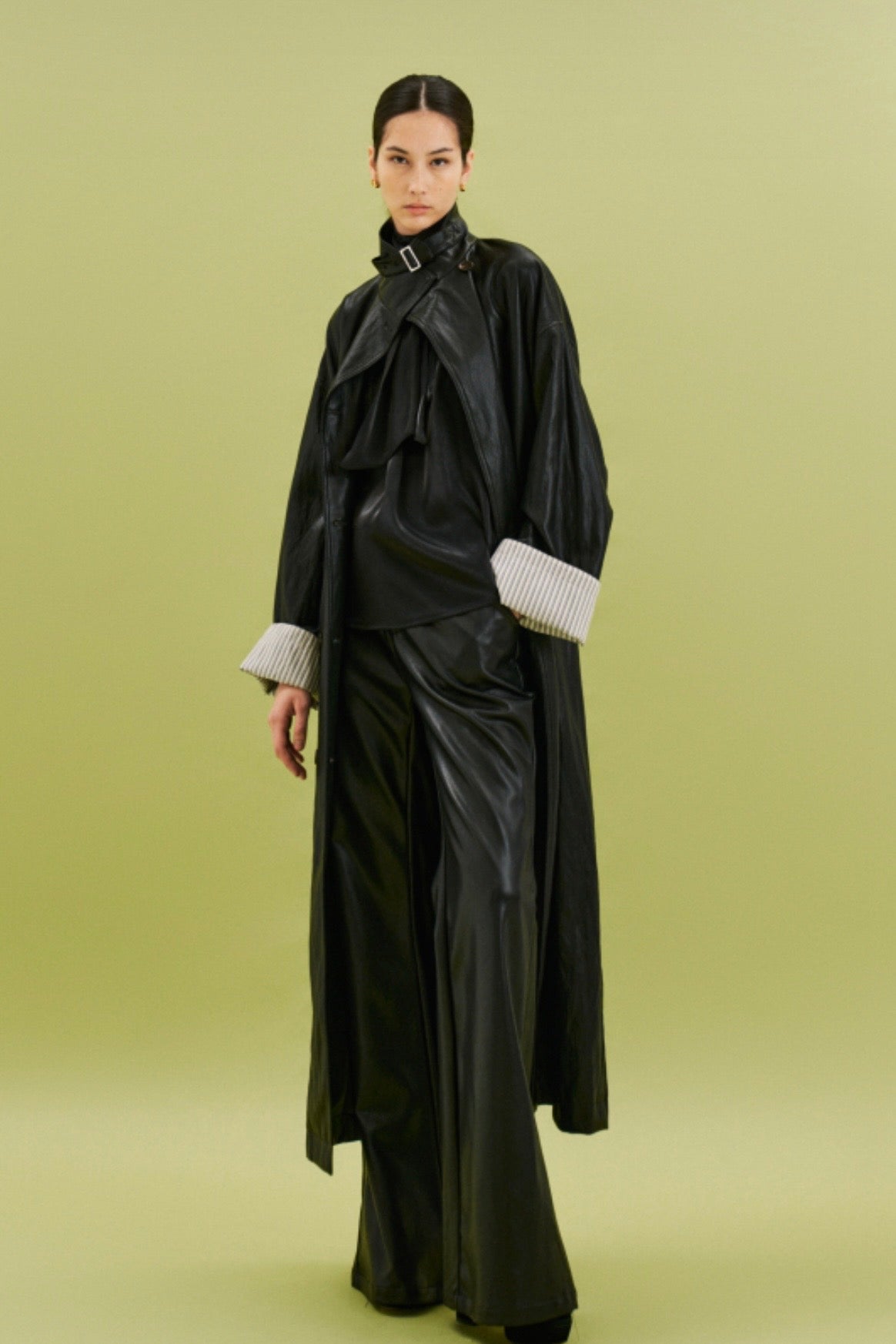 Černý trenčkot s koženým vzhledem