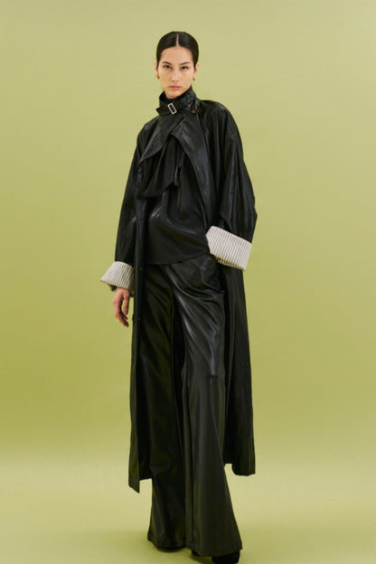 Černý trenčkot s koženým vzhledem