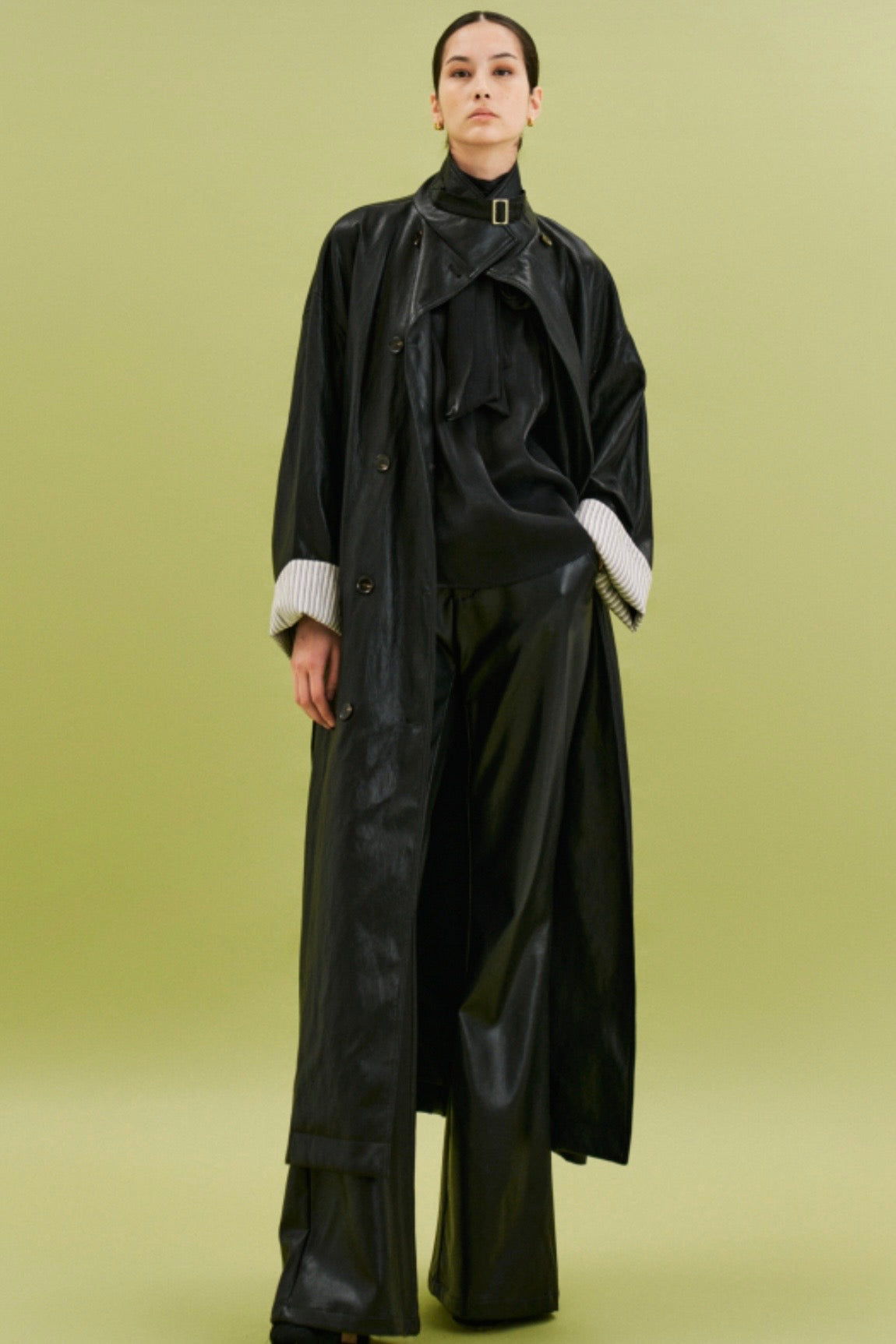 Černý trenčkot s koženým vzhledem