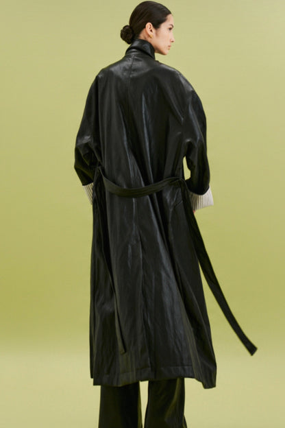 Černý trenčkot s koženým vzhledem