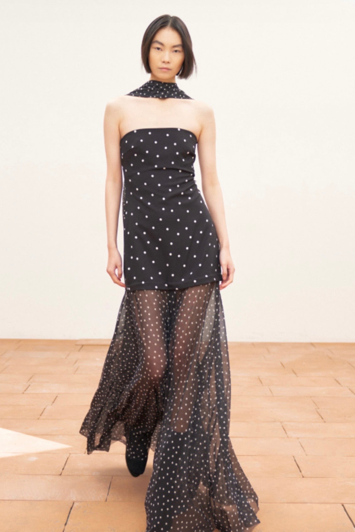 Černé šaty s puntíky a šálou