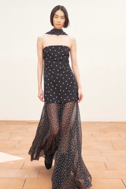 Černé šaty s puntíky a šálou