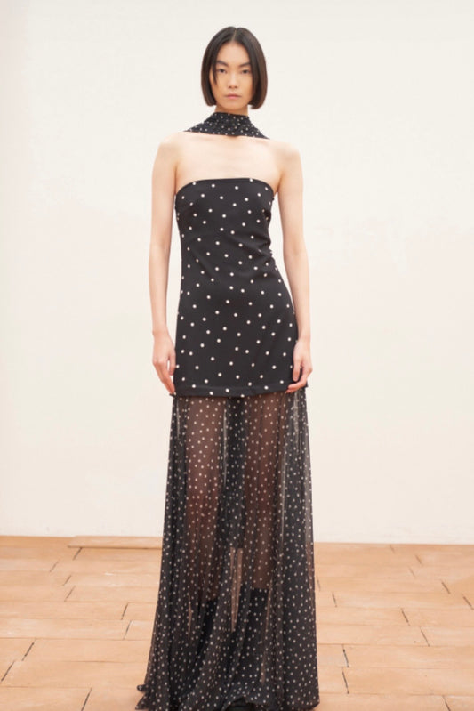 Černé šaty s puntíky a šálou