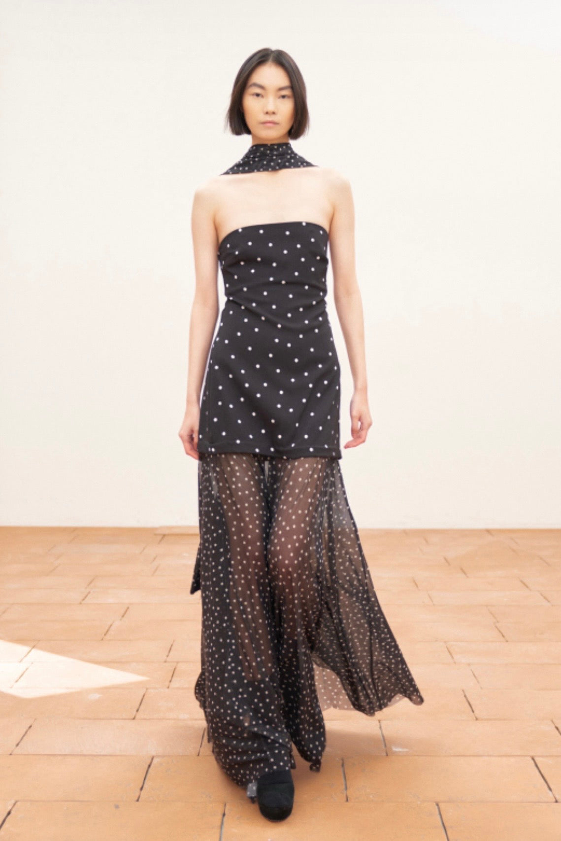 Černé šaty s puntíky a šálou