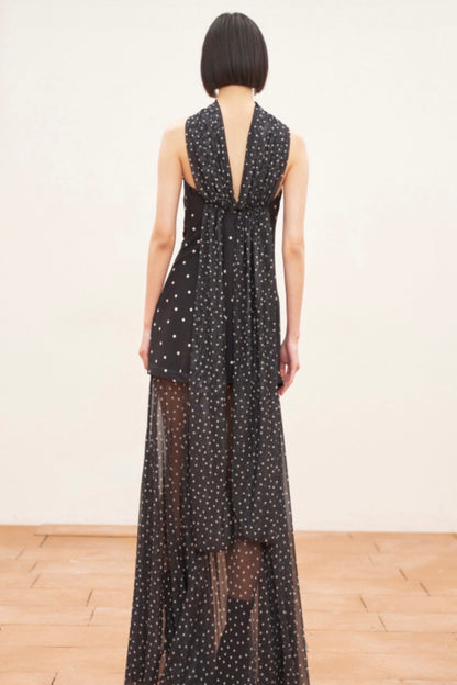 Černé šaty s puntíky a šálou