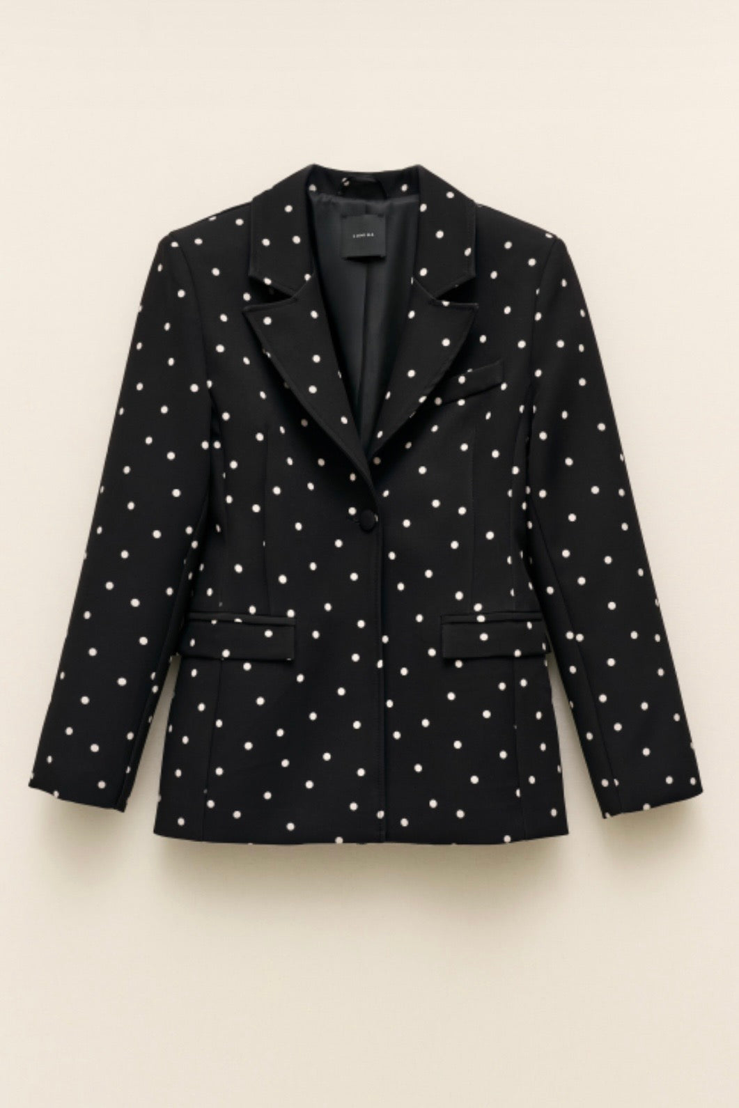 Černé sako s puntíky