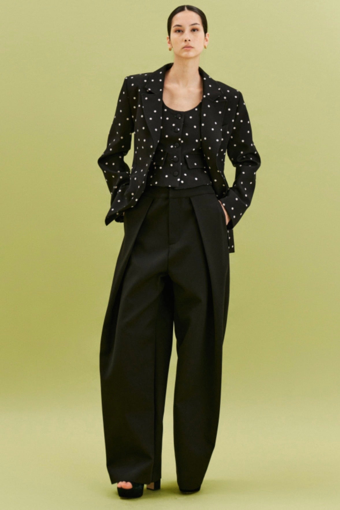 Černé sako s puntíky