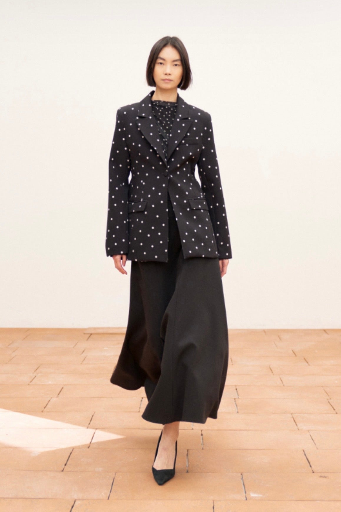 Černé sako s puntíky