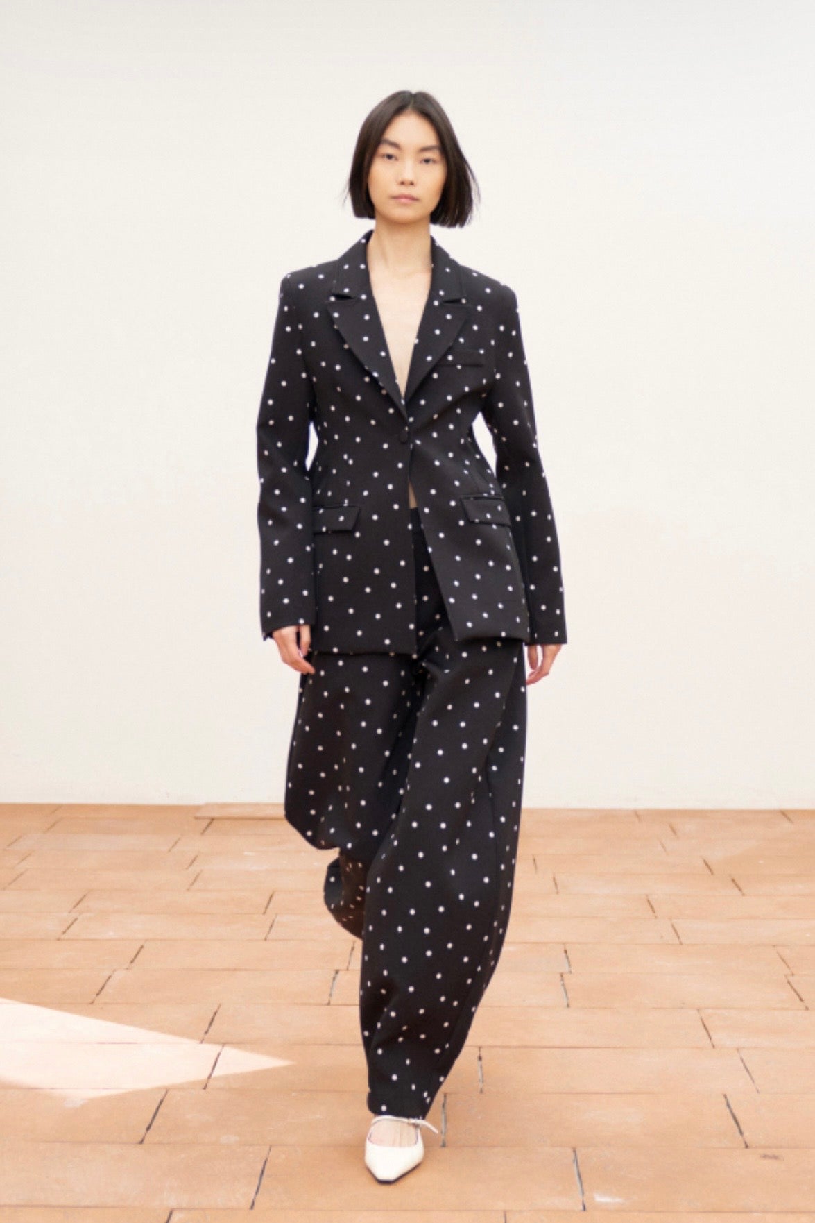 Černé sako s puntíky