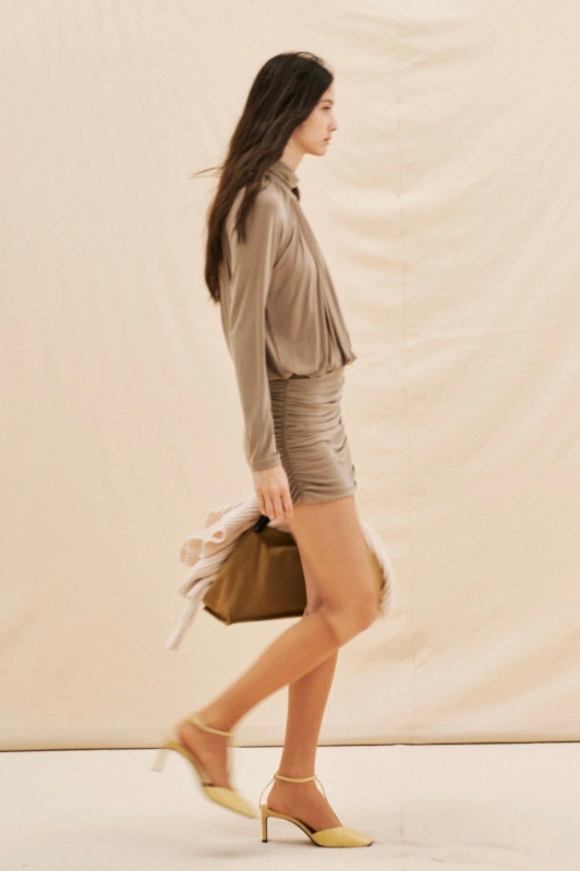 Taupe krátké šaty