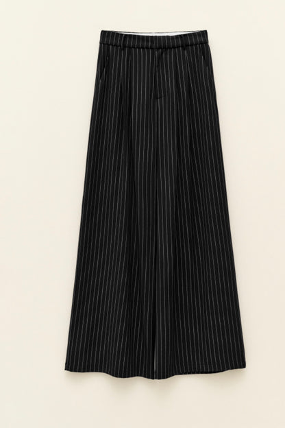 Černé široké kalhoty s pruhy