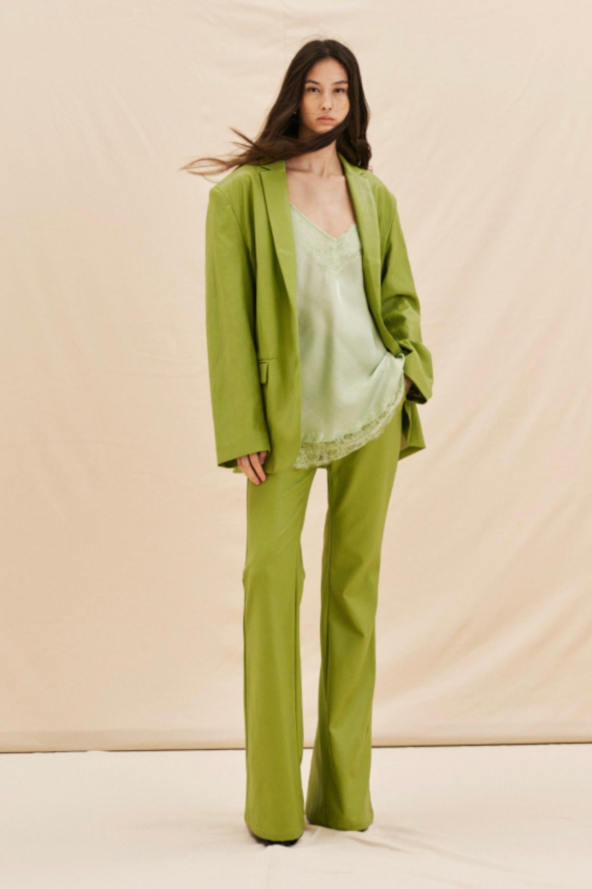 Zelené flared kalhoty z eko kůže