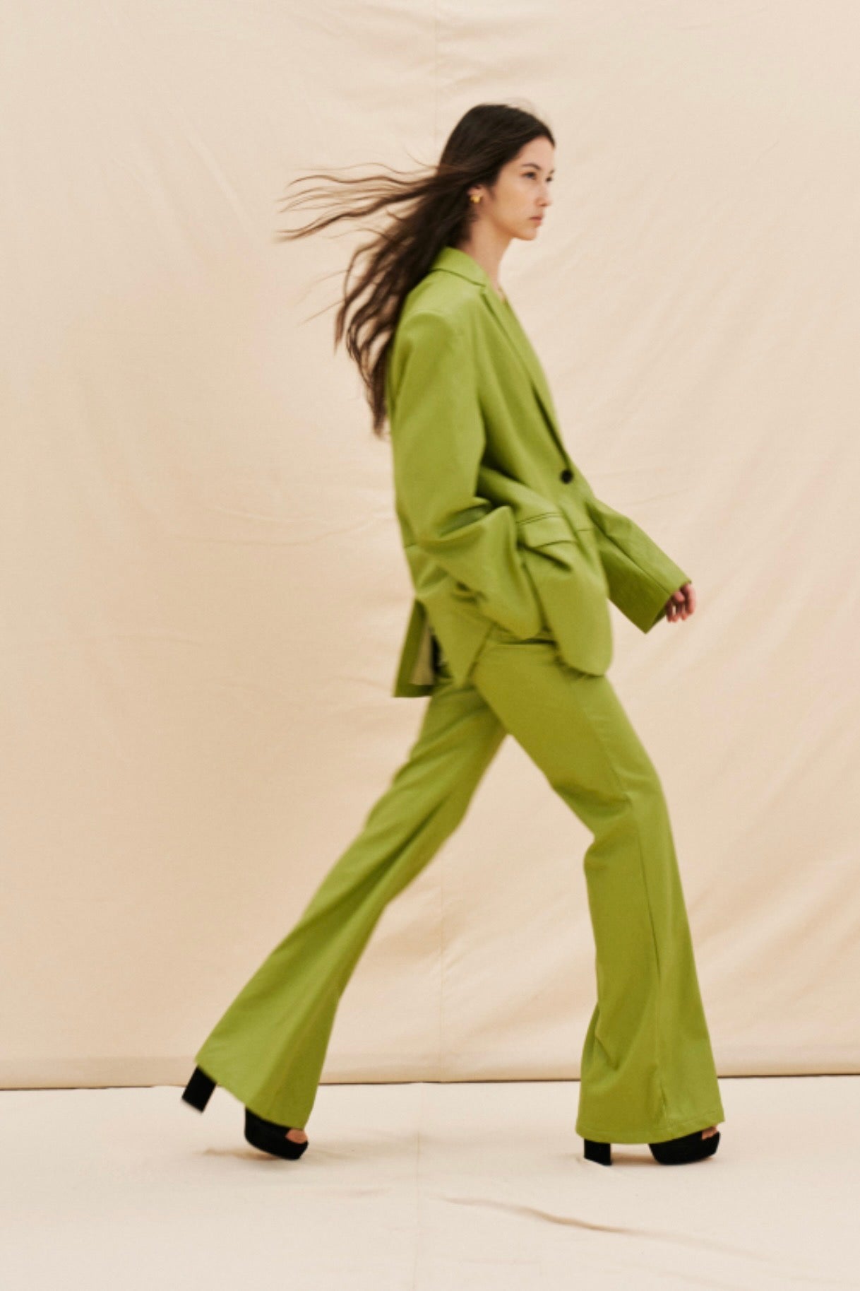 Zelené flared kalhoty z eko kůže