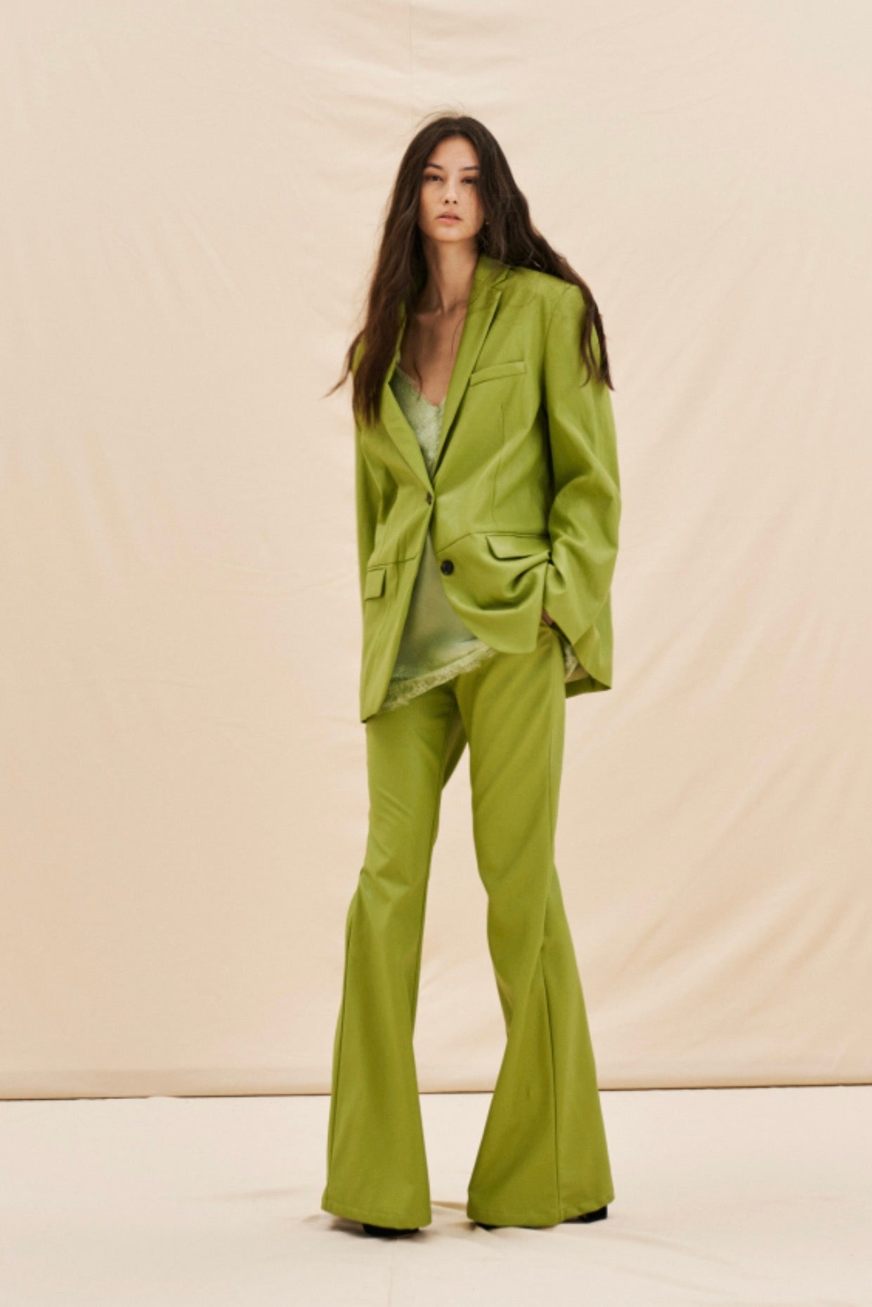 Zelené flared kalhoty z eko kůže