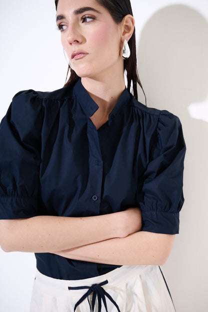 Tmavě modrá košile s krátkým rukávem