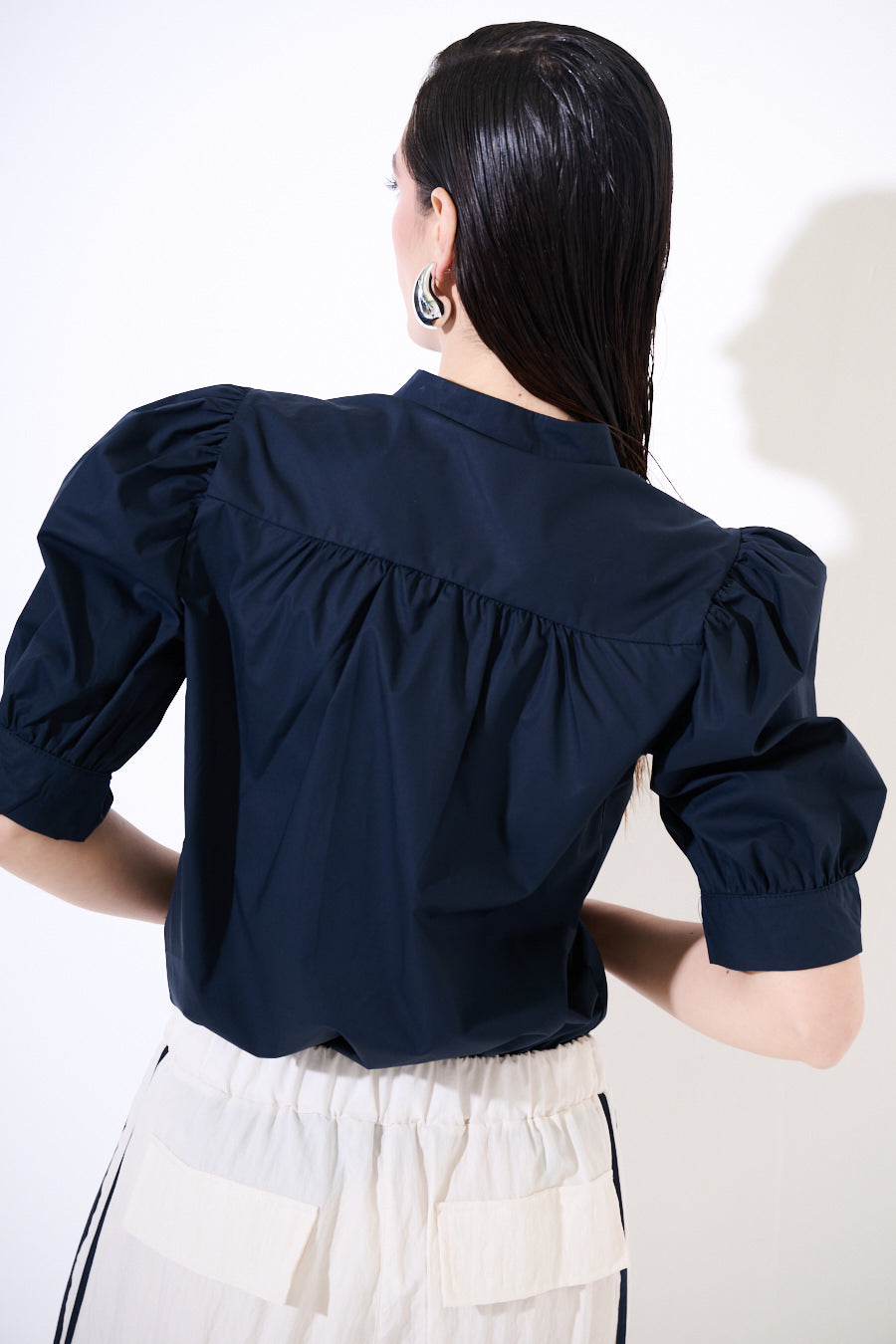 Tmavě modrá košile s krátkým rukávem