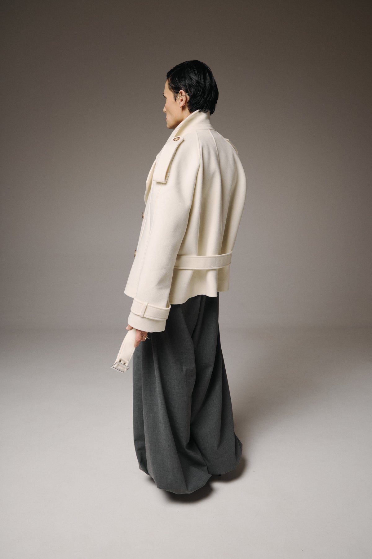 Krátký vlněný bílý oversized kabát – foto 5