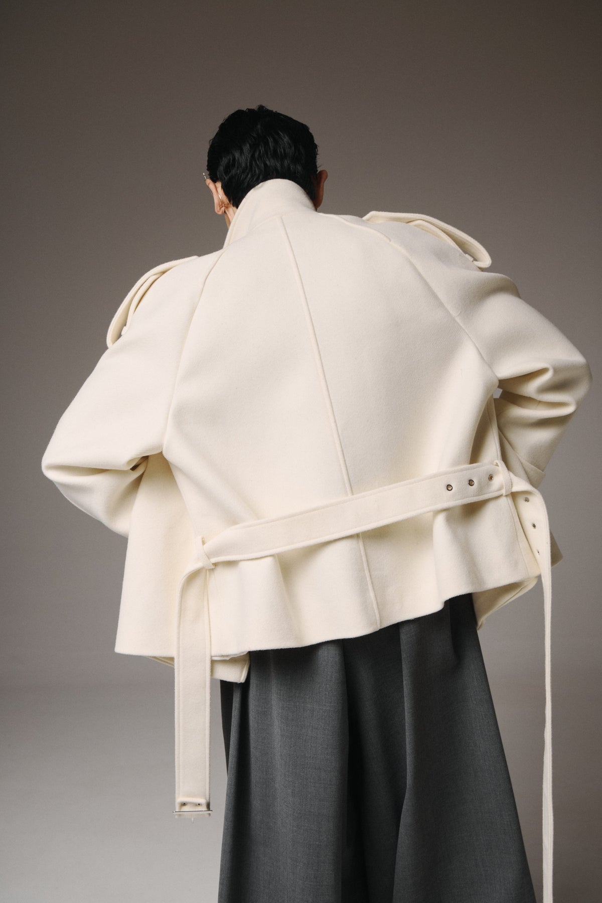 Krátký vlněný bílý oversized kabát – foto 6