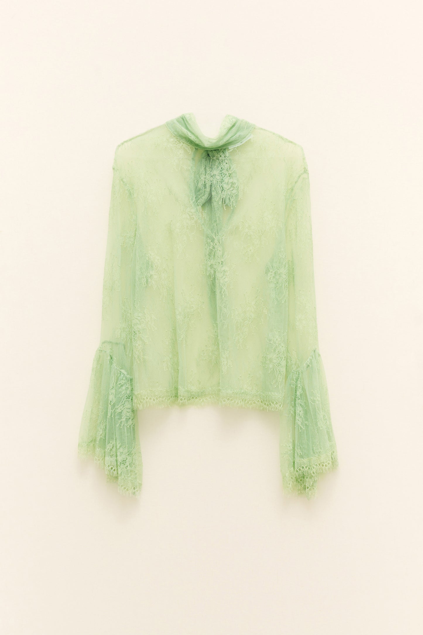 Zelený krajkový top se zvonovými rukávy