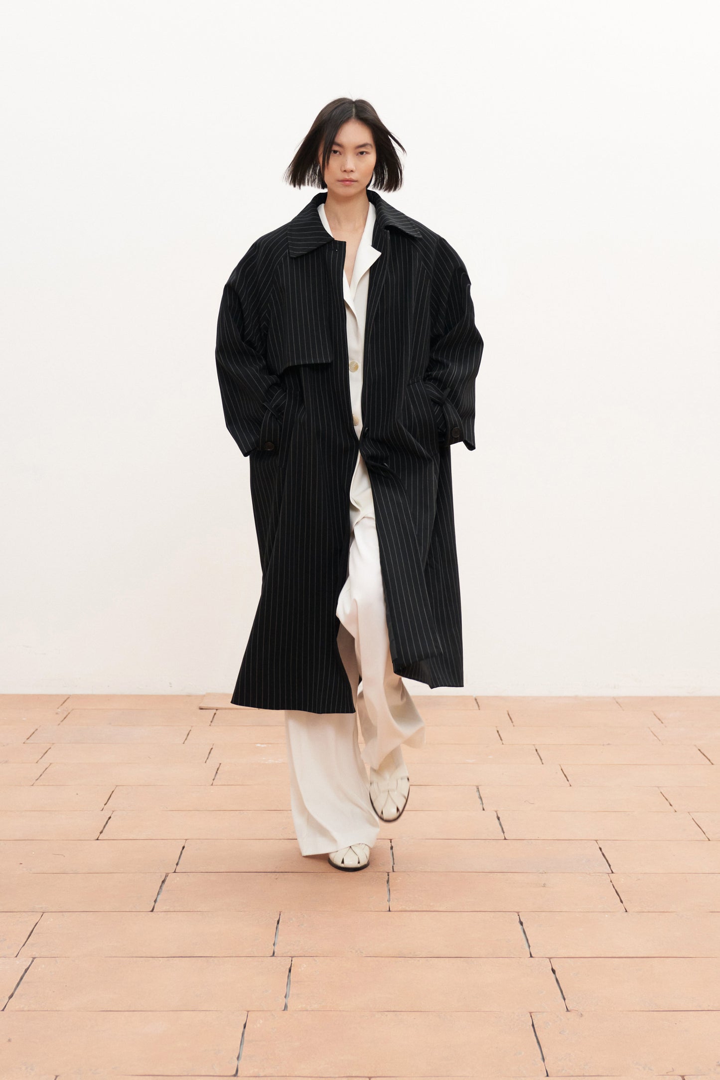 Černý kabát s pruhy