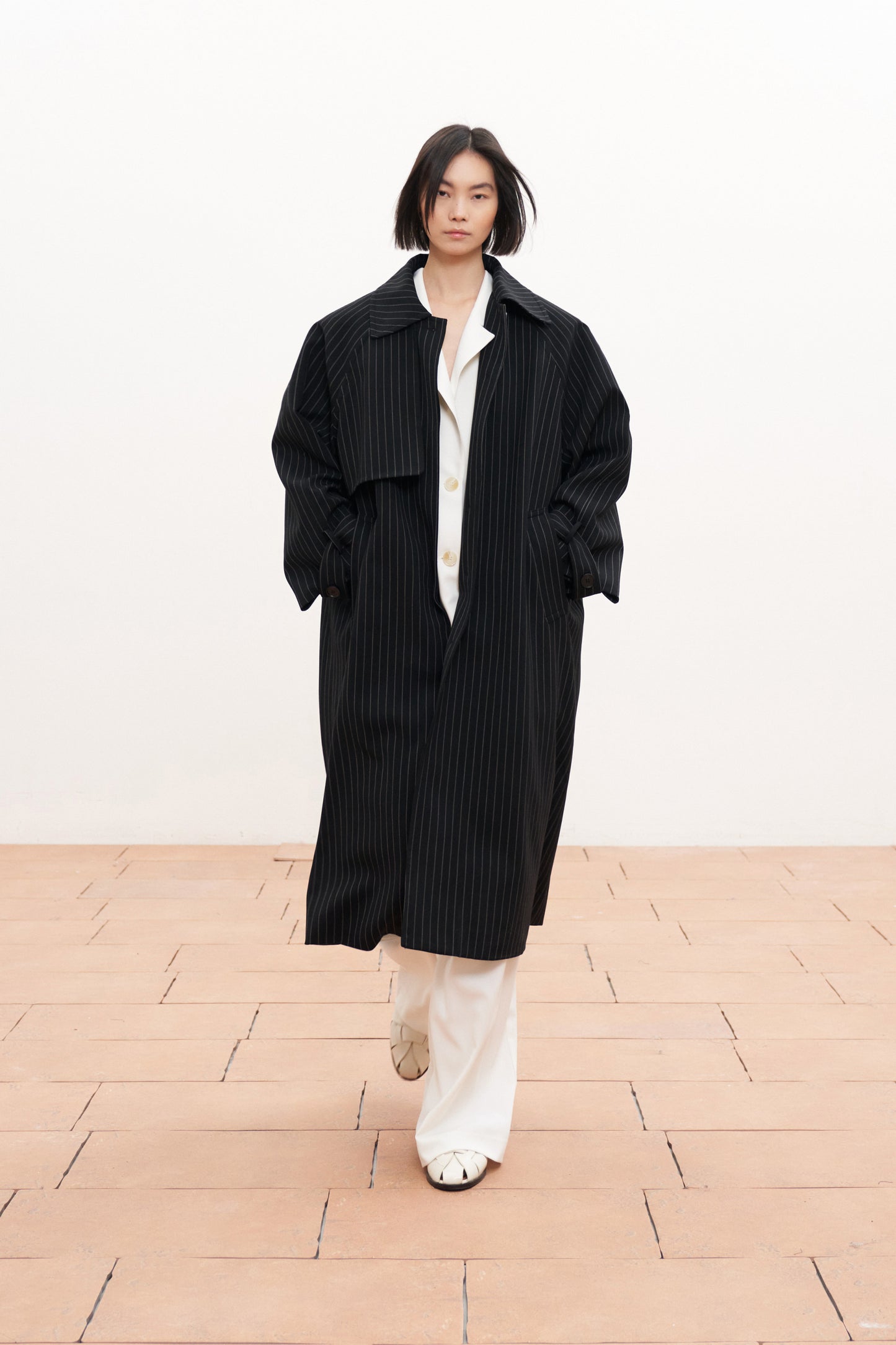 Černý kabát s pruhy