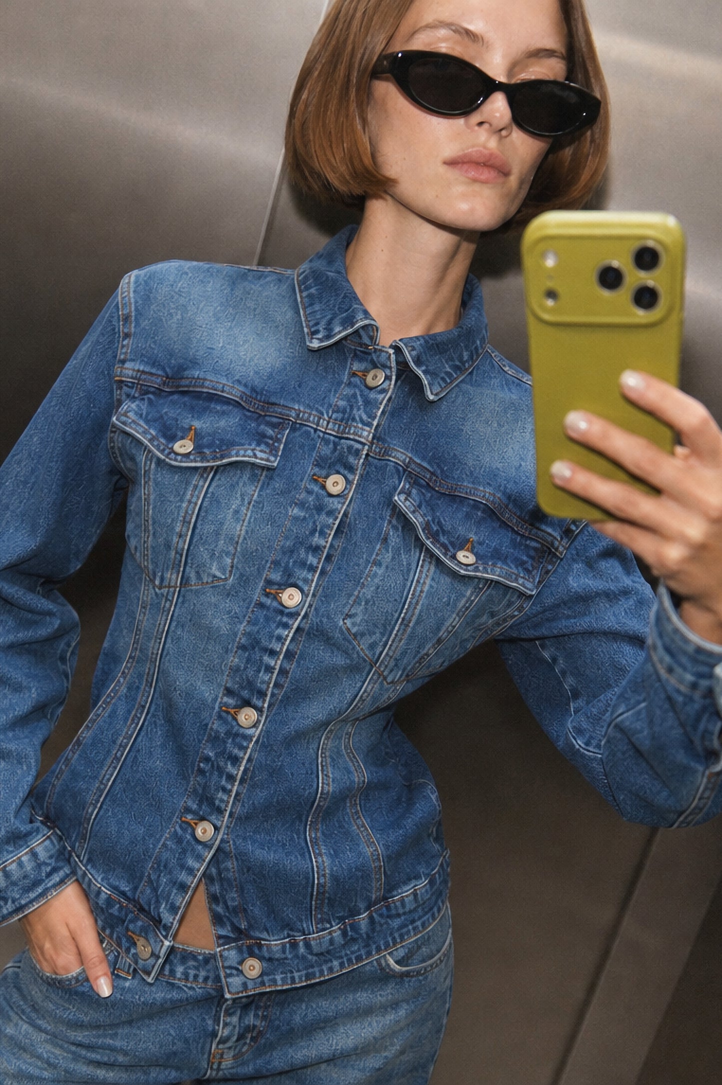 Vyštíhlená denimová bunda