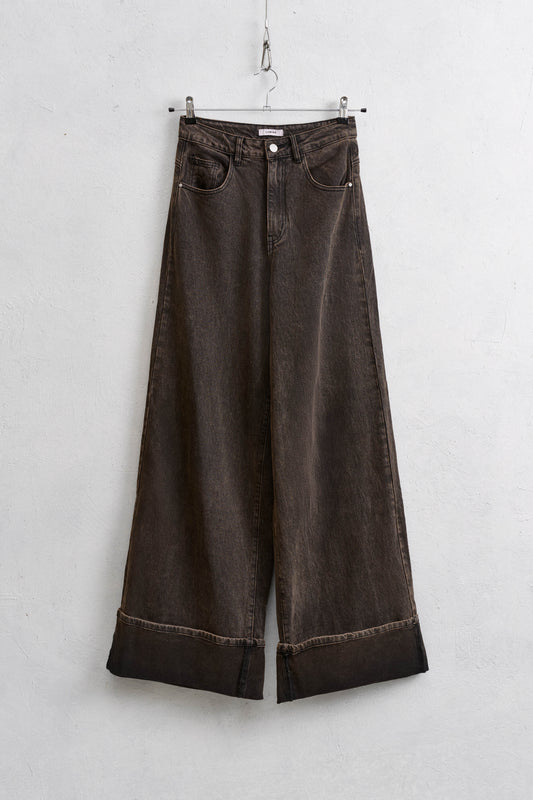 Hnědé džíny s vysokým lemem