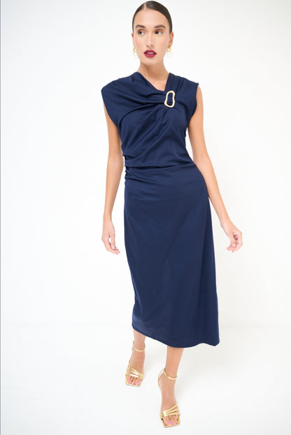 Modré šaty s kovovým doplňkem