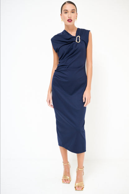 Modré šaty s kovovým doplňkem