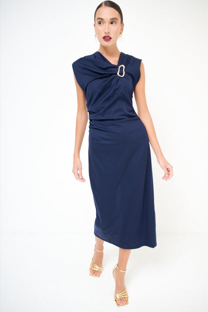 Modré šaty s kovovým doplňkem