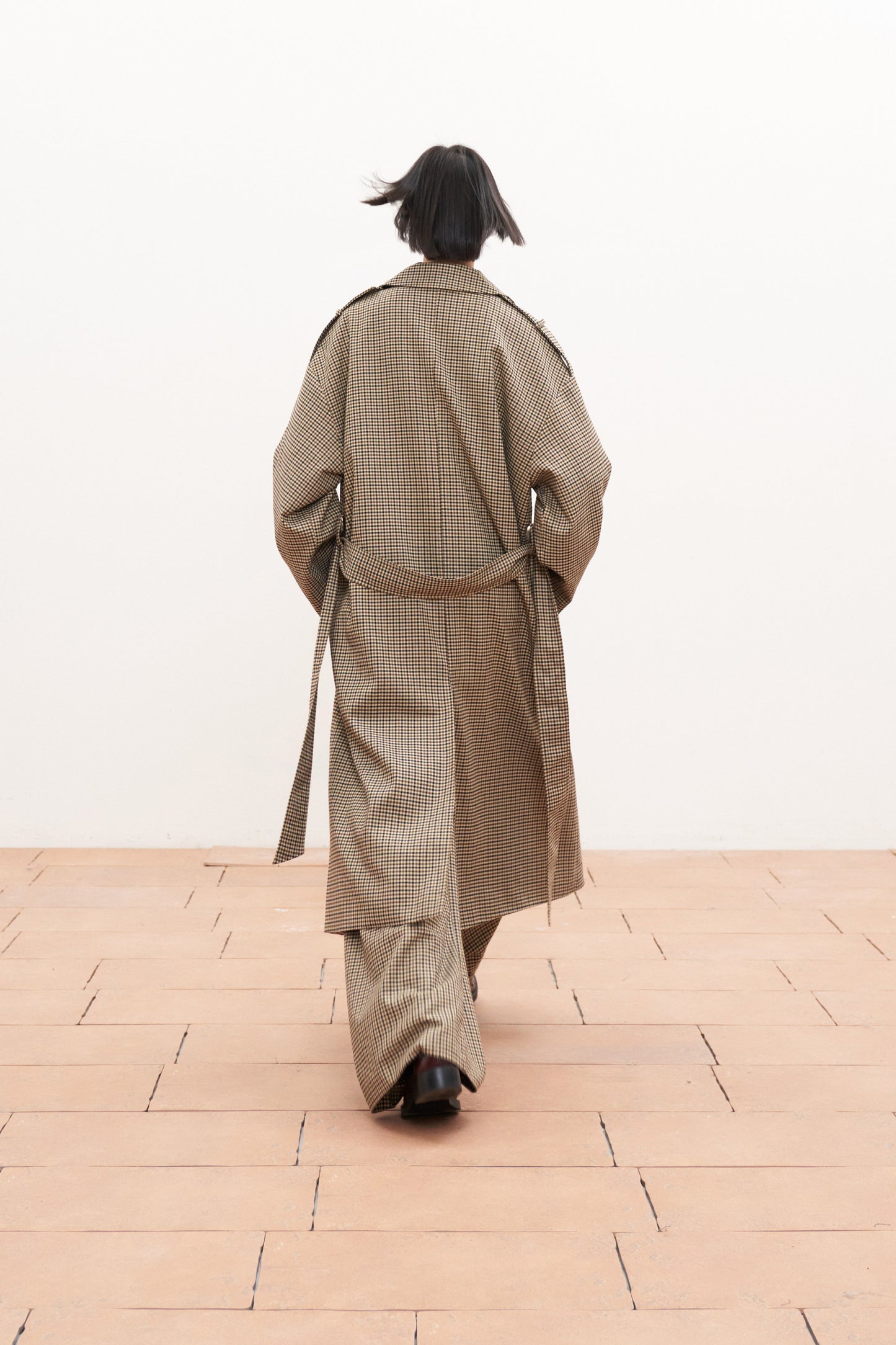 Hnědý károvaný trenčkot s příměsí vlny