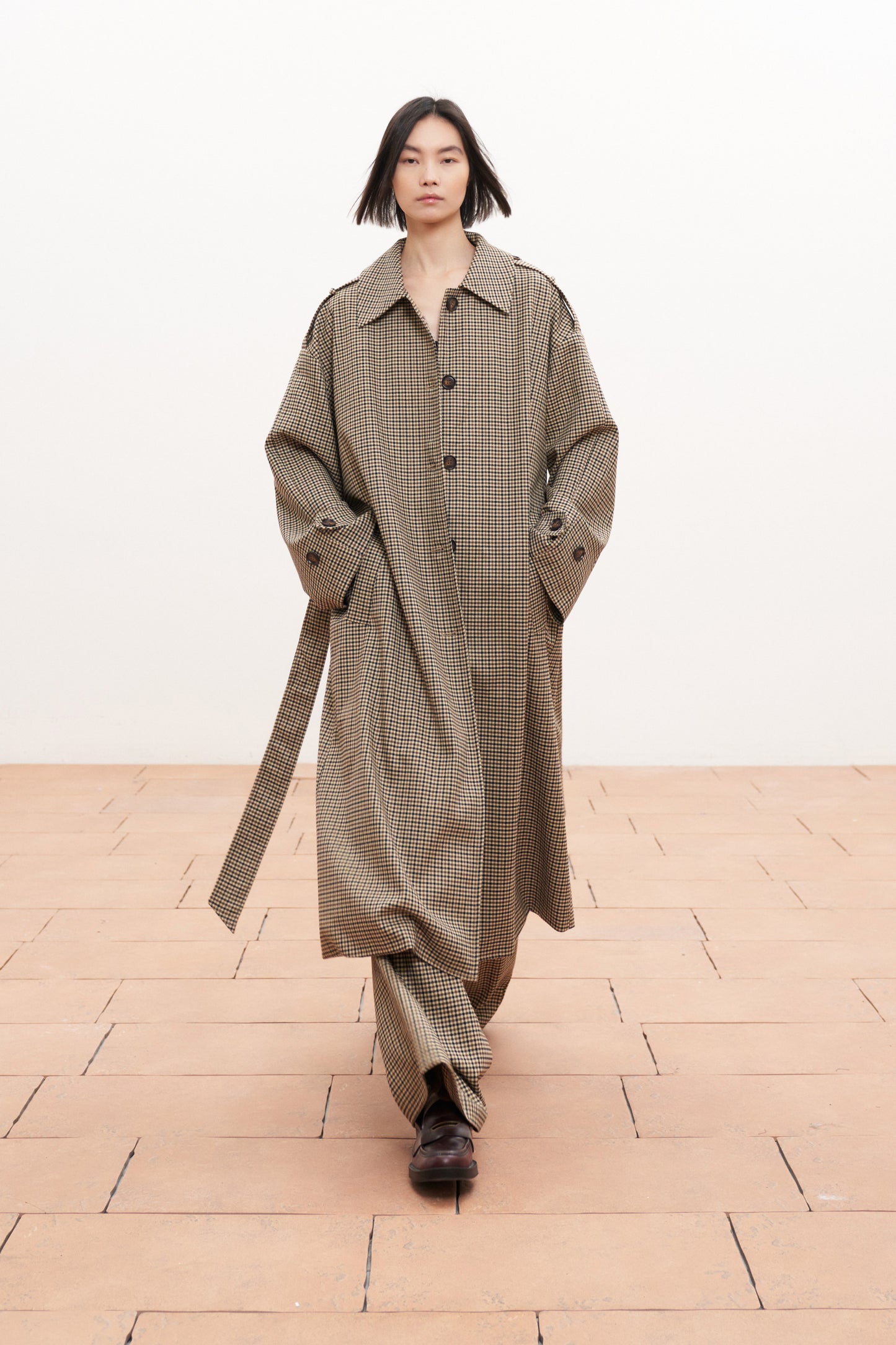 Hnědý károvaný trenčkot s příměsí vlny