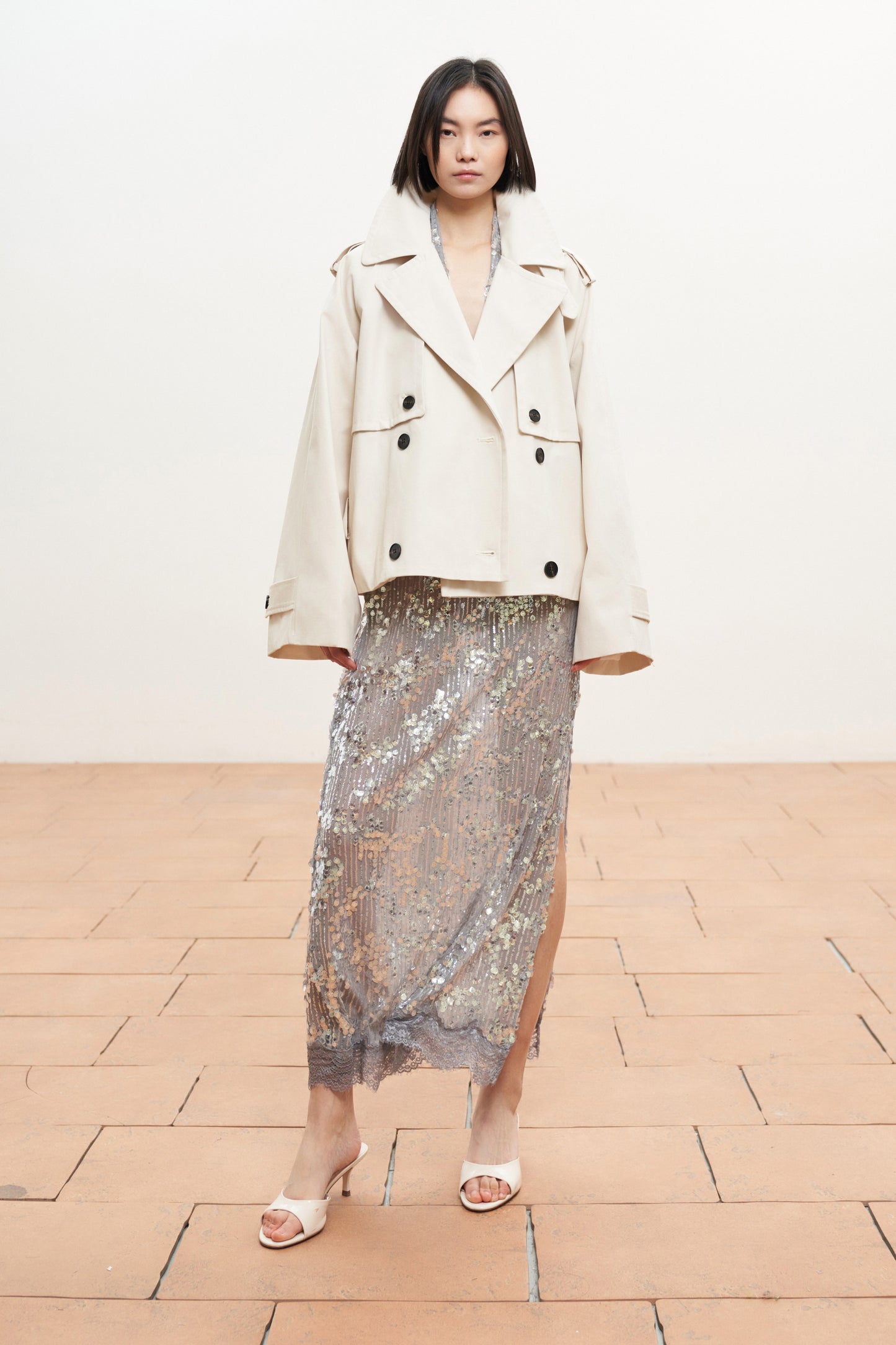 Krátký krémový bavlněný trenčkot