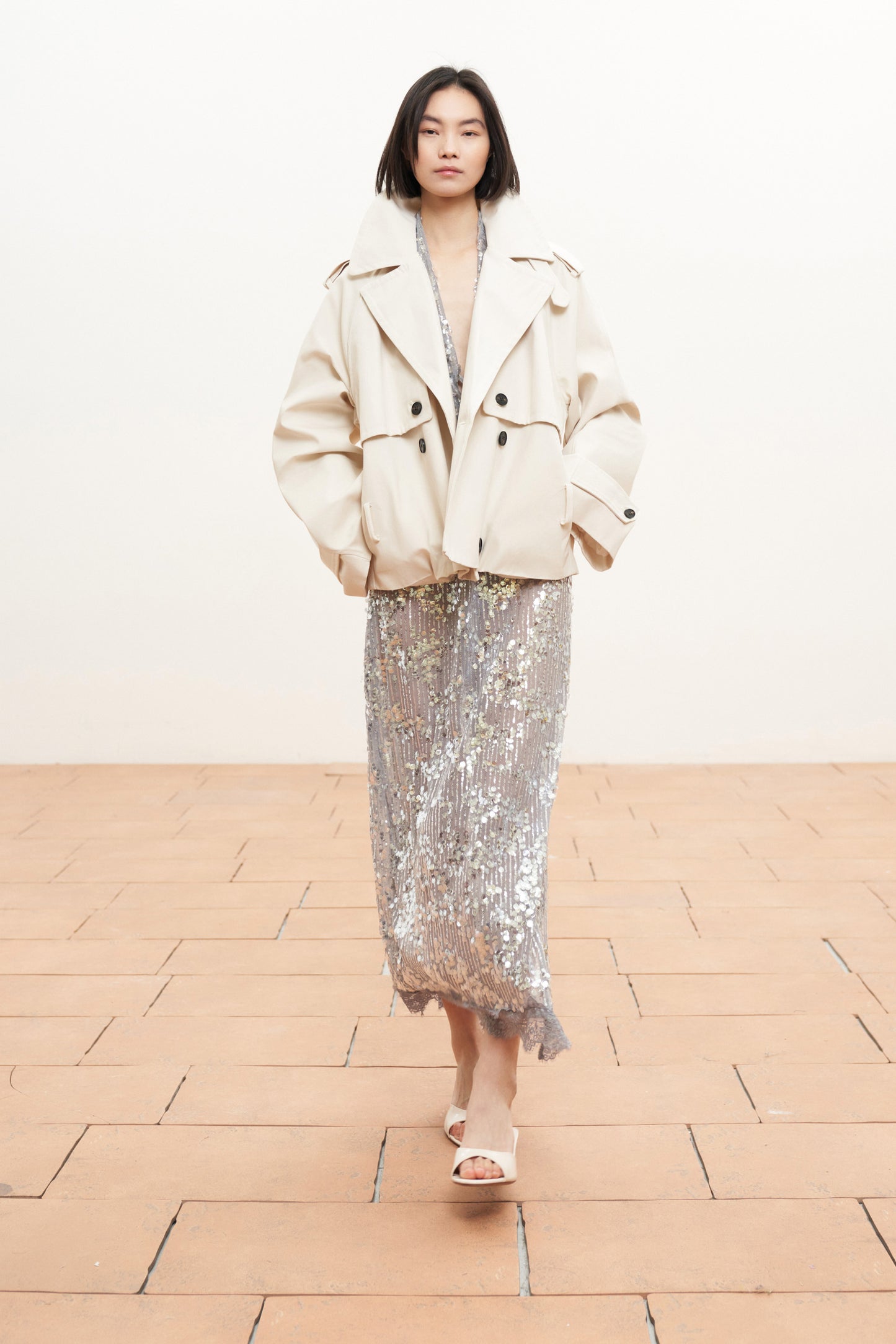 Krátký krémový bavlněný trenčkot