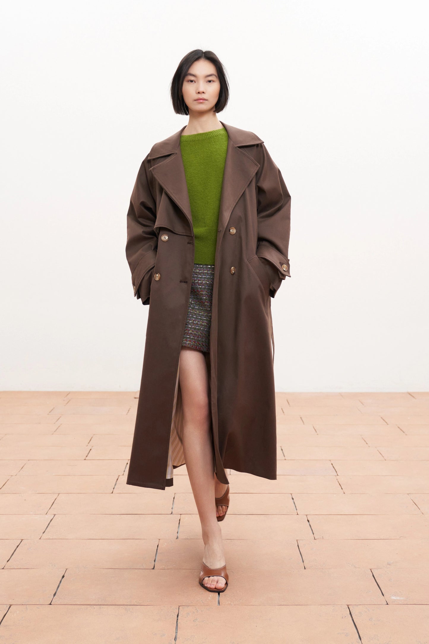 Dlouhý hnědý bavlněný trenčkot s vázáním