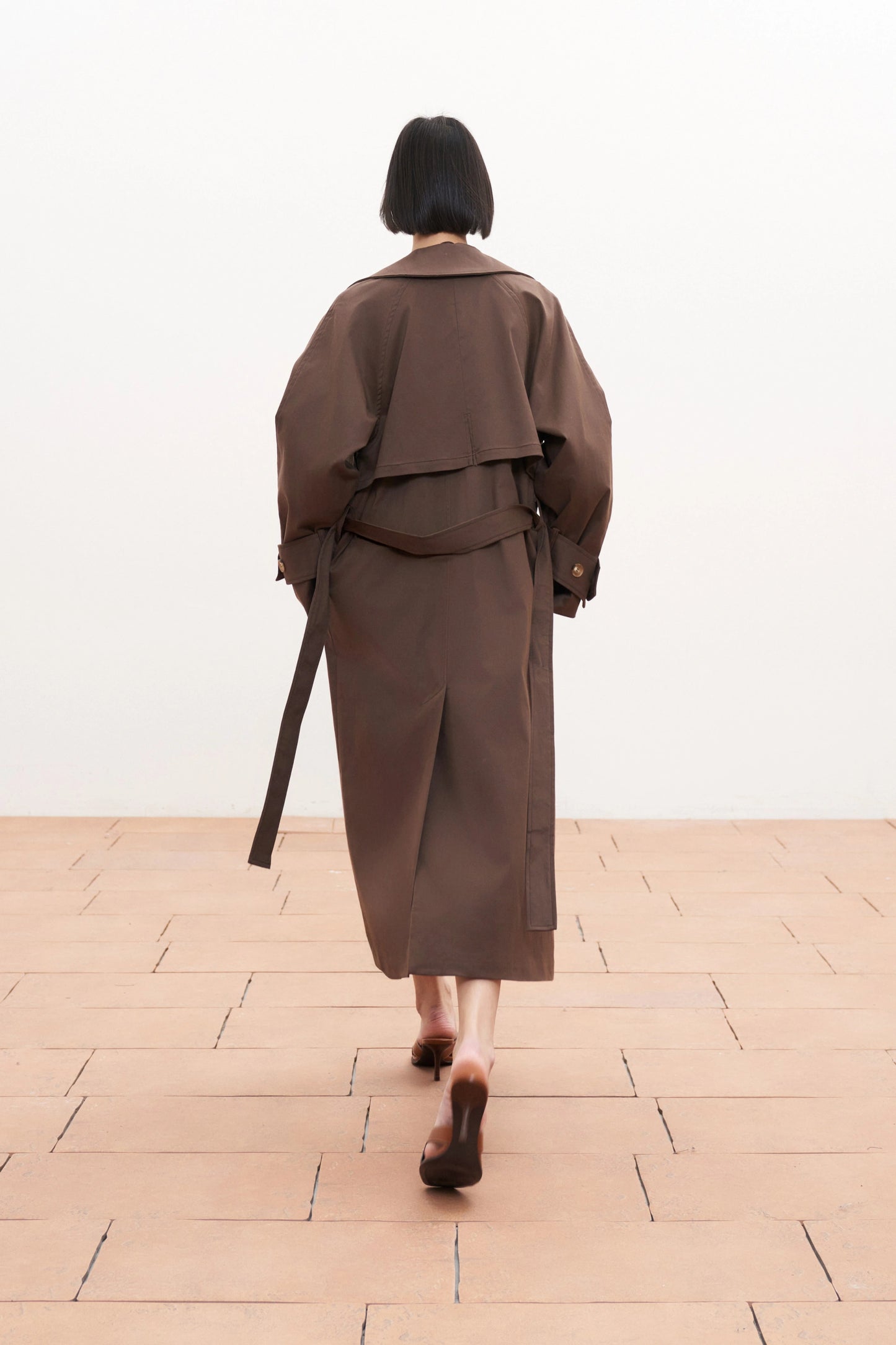 Dlouhý hnědý bavlněný trenčkot s vázáním