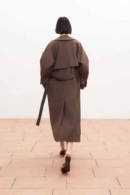 Dlouhý hnědý bavlněný trenčkot s vázáním