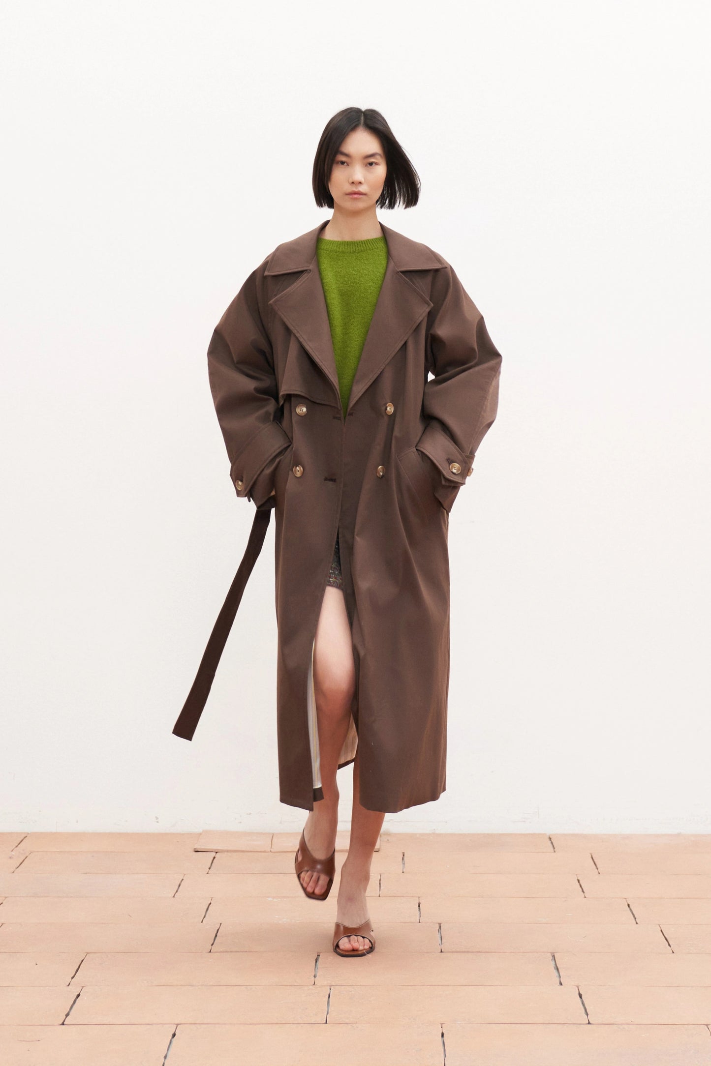 Dlouhý hnědý bavlněný trenčkot s vázáním