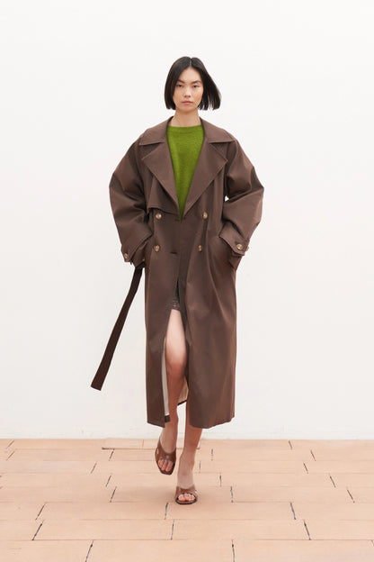 Dlouhý hnědý bavlněný trenčkot s vázáním