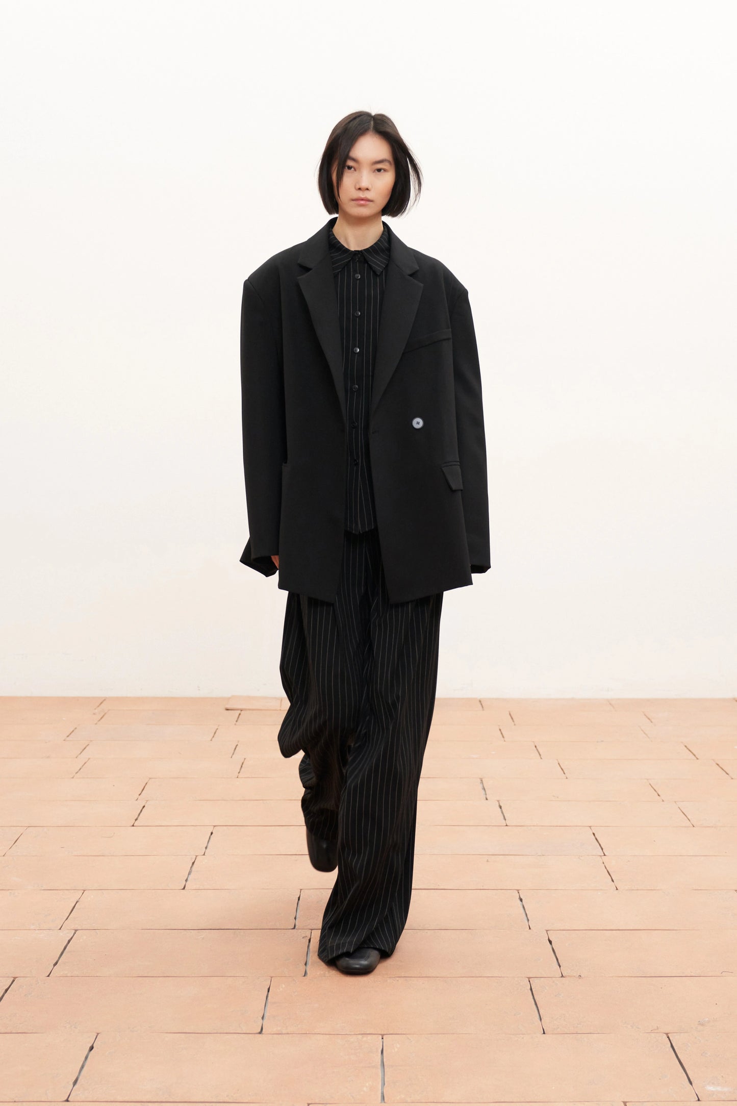 Černé široké kalhoty s pruhy