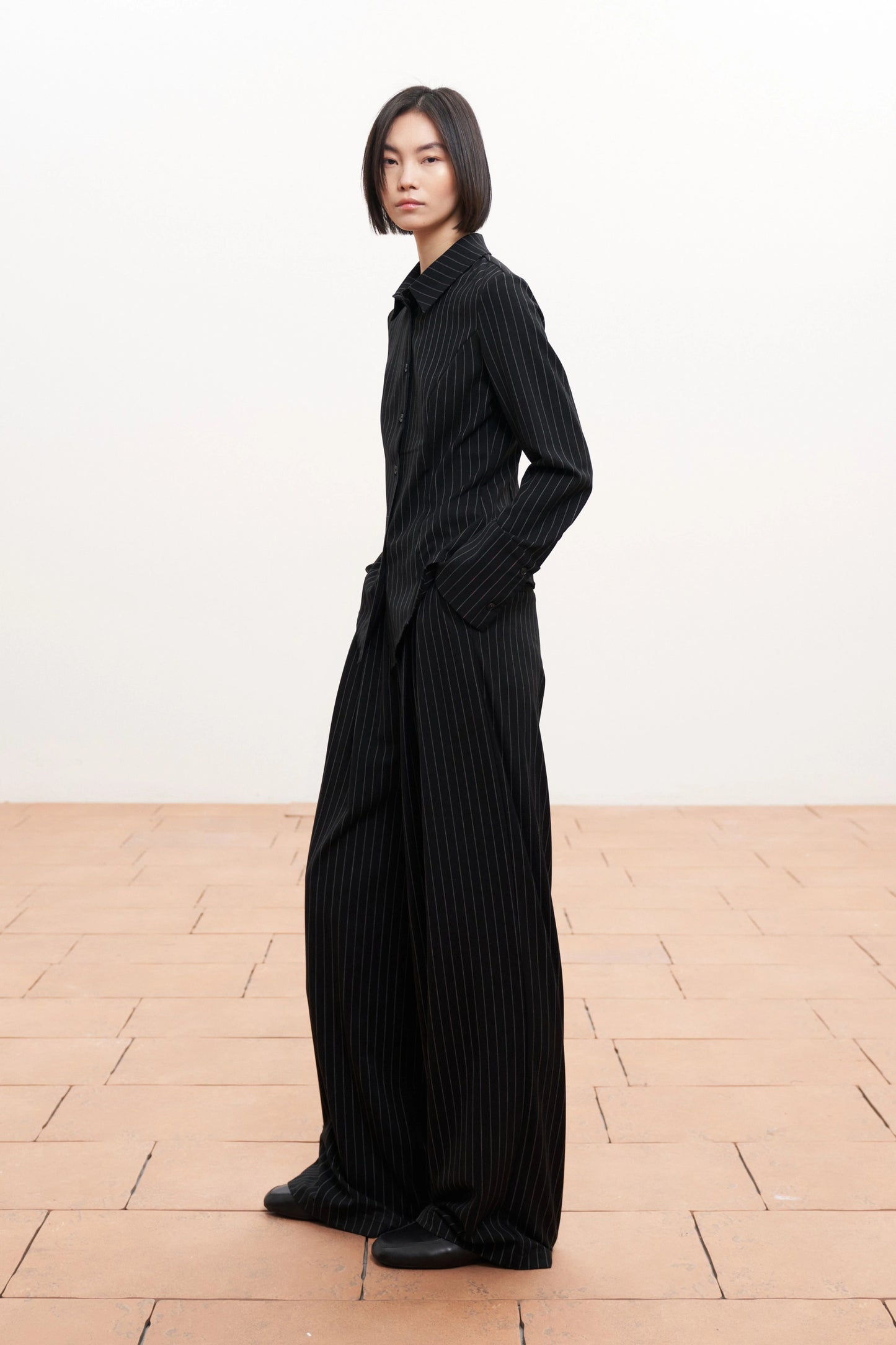 Černé široké kalhoty s pruhy