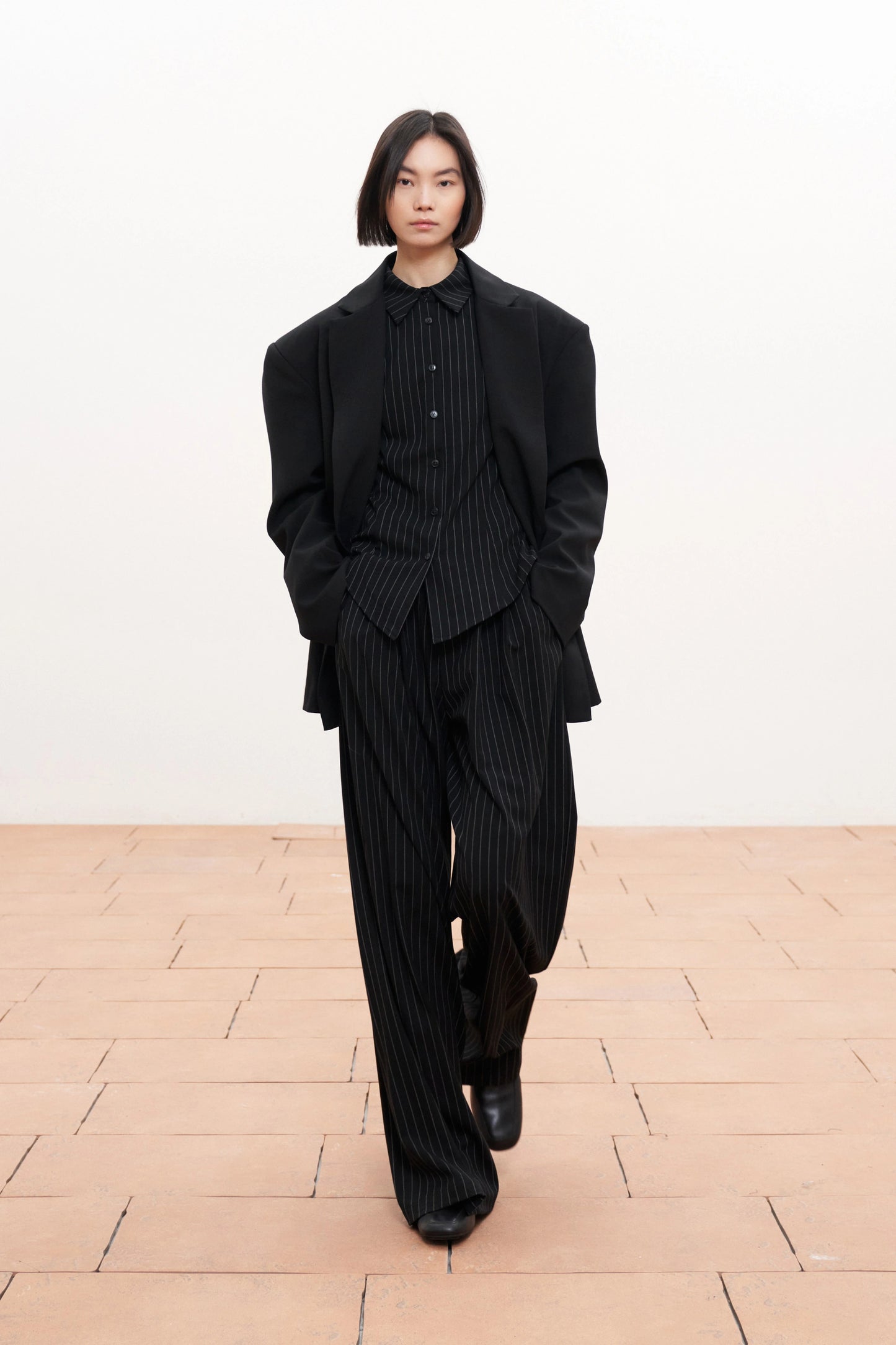 Černé široké kalhoty s pruhy